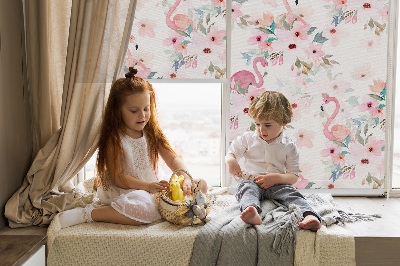 Rolgordijn voor het raam Flamingo's tussen de bloemen