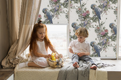 Rolgordijn voor het raam Papegaaien op bloemen