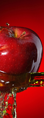 Rolgordijn verduisterend Een appel overgoten met water