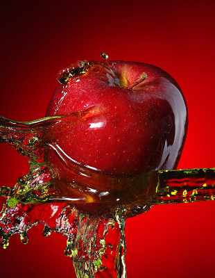 Rolgordijn verduisterend Een appel overgoten met water