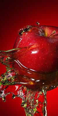 Rolgordijn verduisterend Een appel overgoten met water