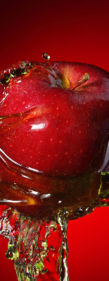 Rolgordijn verduisterend Een appel overgoten met water