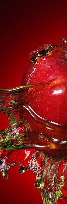 Rolgordijn verduisterend Een appel overgoten met water