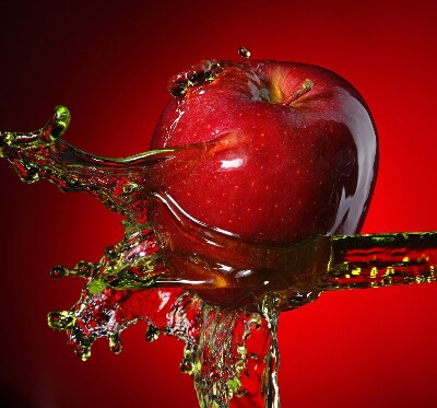 Rolgordijn verduisterend Een appel overgoten met water