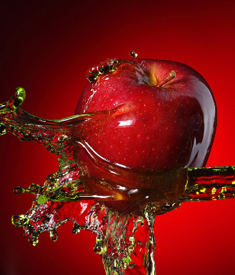 Rolgordijn verduisterend Een appel overgoten met water