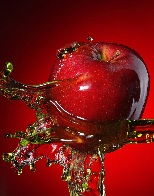 Rolgordijn verduisterend Een appel overgoten met water