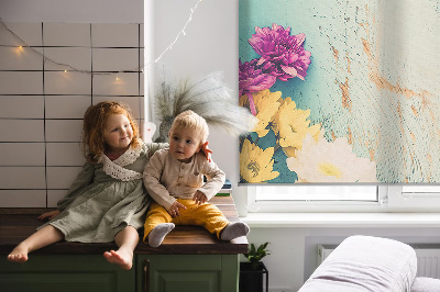 Rolgordijn verduisterend Bloemen op een blauwe achtergrond