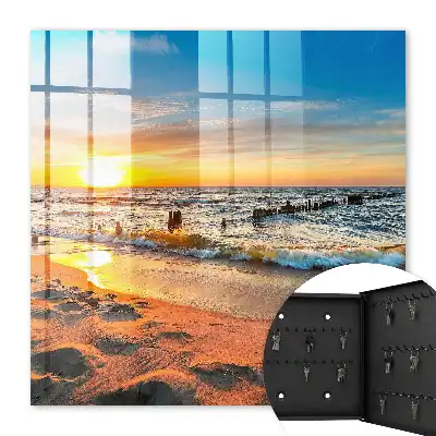 Zonsondergang boven de zee met een strand op de achtergrond