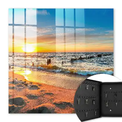 Zonsondergang boven de zee met een strand op de achtergrond