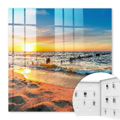 Zonsondergang boven de zee met een strand op de achtergrond