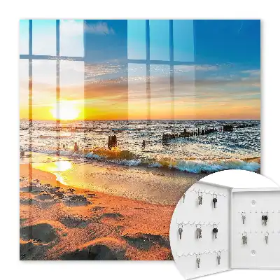 Zonsondergang boven de zee met een strand op de achtergrond