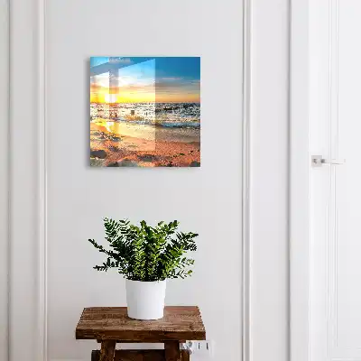 Zonsondergang boven de zee met een strand op de achtergrond