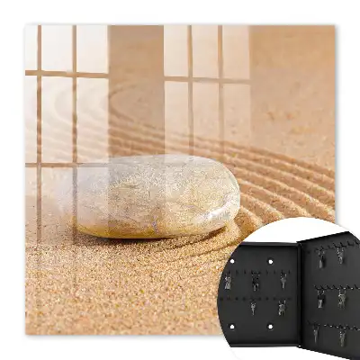 Steen op het zand met zachte golven