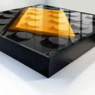 Geel blok met zwarte elementen