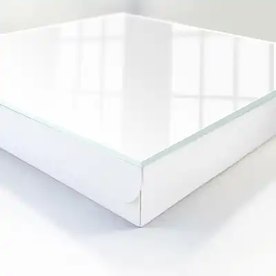 Minimalistische witte lamp in wit