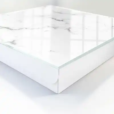 Hoesje met gemarmerd patroon en grijze details