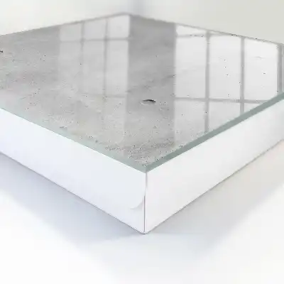 Minimalistisch behang met ruwe betonlook in grijstinten