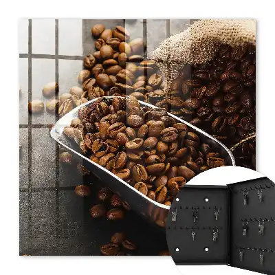 Koffiebonen in een metalen lepel