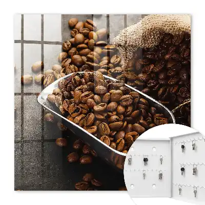 Koffiebonen in een metalen lepel