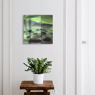 Noorderlicht aan de rotsachtige kust