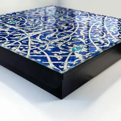 Behang met blauw arabeskpatroon