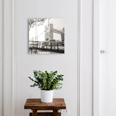 Gotische brug omgeven door natuur