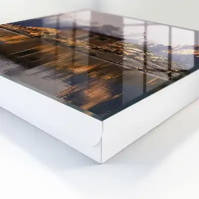 De serene rust van de bergen aan de oppervlakte van het meer