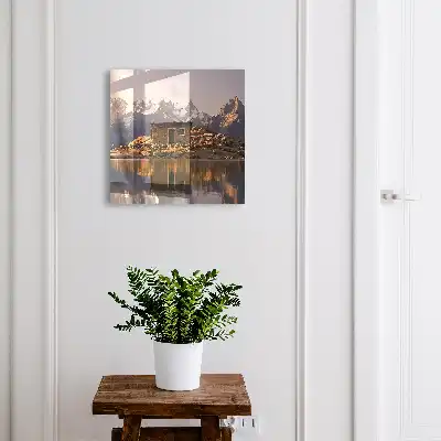 De serene rust van de bergen aan de oppervlakte van het meer