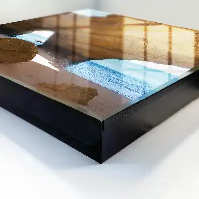 Zeegrot met blauwe zee