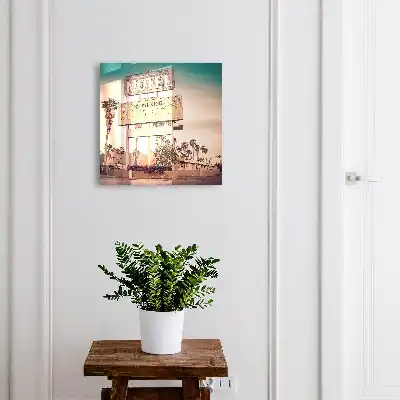 Retro motel met palmbomen op de achtergrond