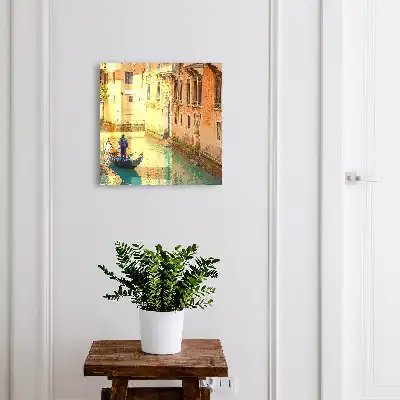 Een Venetiaans kanaal met gebouwen op de achtergrond