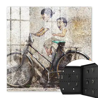 Kinderen en een fiets op een oude muur