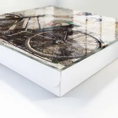 Kinderen en een fiets op een oude muur