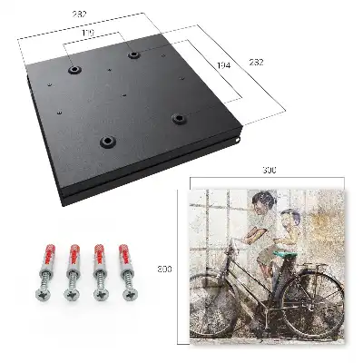 Kinderen en een fiets op een oude muur