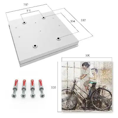 Kinderen en een fiets op een oude muur