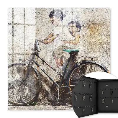 Kinderen en een fiets op een oude muur