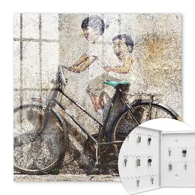 Kinderen en een fiets op een oude muur