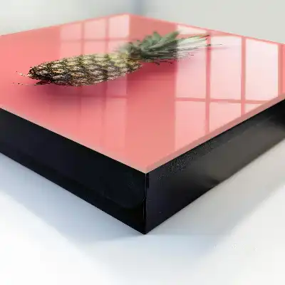 Exotische ananas op roze achtergrond
