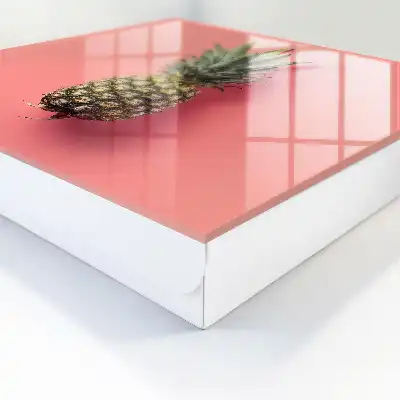 Exotische ananas op roze achtergrond