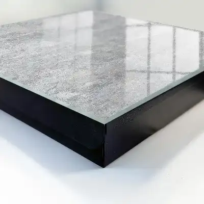 Behang met grijsbeige betonpatroon