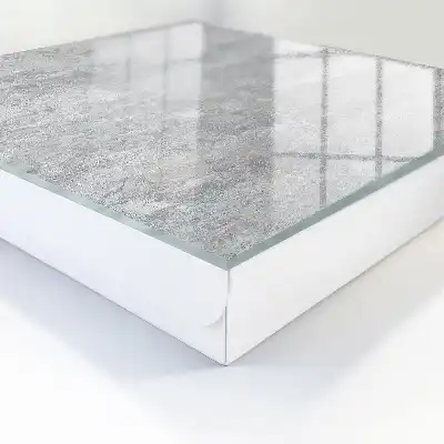 Behang met grijsbeige betonpatroon