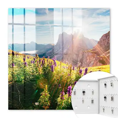 Een idyllisch berglandschap met bloemen en zon