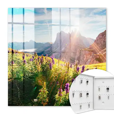 Een idyllisch berglandschap met bloemen en zon