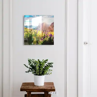 Een idyllisch berglandschap met bloemen en zon