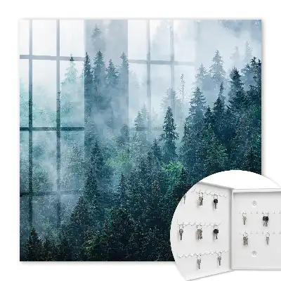 Groen bos in de ochtendmist