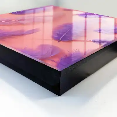 Paarse veren op een roze achtergrond