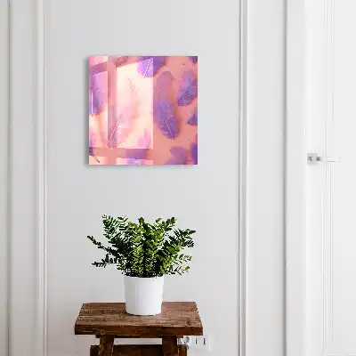 Paarse veren op een roze achtergrond