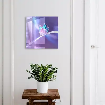 Kleurrijke vlinder op een paarse achtergrond