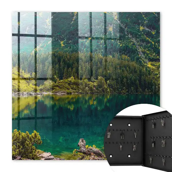 Idyllisch berglandschap in groen water