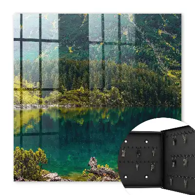 Idyllisch berglandschap in groen water